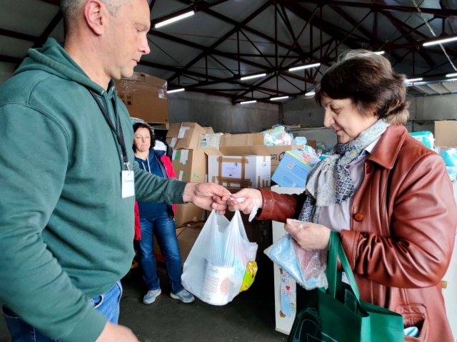 More than 4,000 sets of food and hygiene kits were issued by CAMZ volunteers to internally displaced persons in Uzhhorod