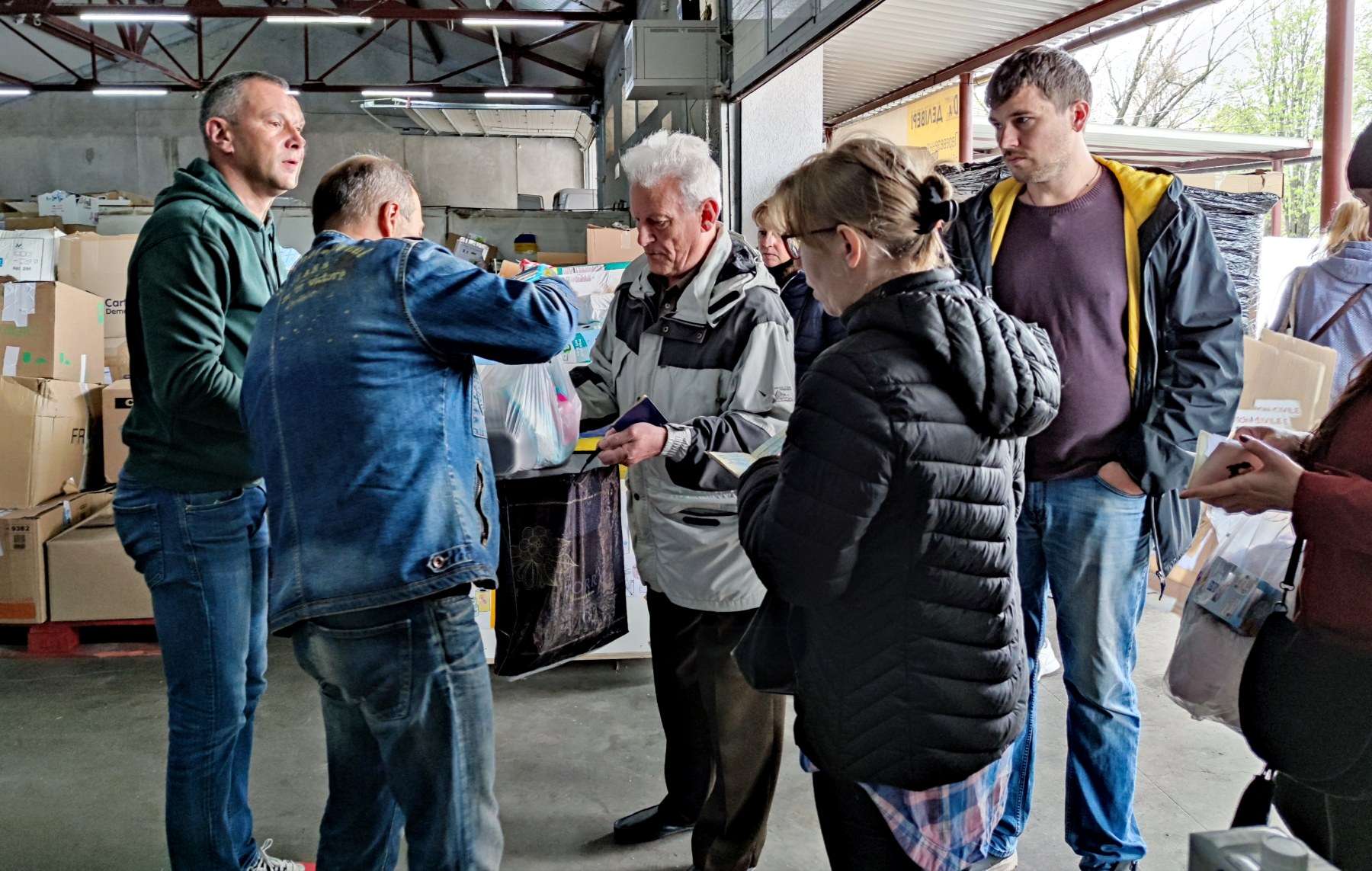 More than 4,000 sets of food and hygiene kits were issued by CAMZ volunteers to internally displaced persons in Uzhhorod